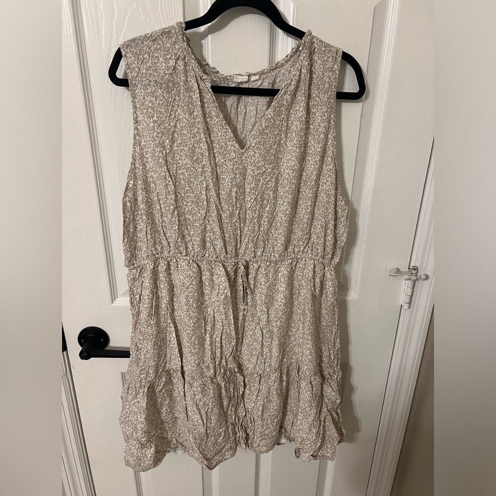 Tan and white pattern dress.